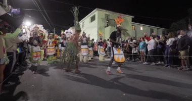 George Town, Exuma, Bahamalar - 4 Ocak 2025: Junkanoo, İngiliz sömürgelerinde Afrika köleliği döneminde yapılmış ve 1700 'lere dayandığı söylenen bir festivaldir.