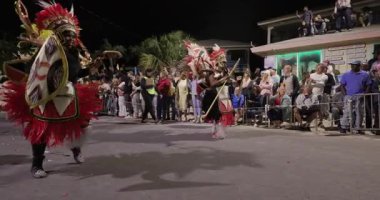 George Town, Exuma, Bahamalar - 4 Ocak 2025: Junkanoo, İngiliz sömürgelerinde Afrika köleliği döneminde yapılmış ve 1700 'lere dayandığı söylenen bir festivaldir.