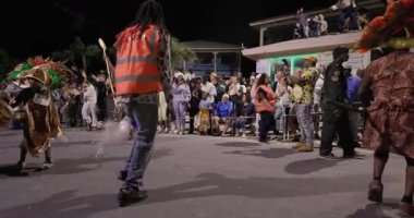 George Town, Exuma, Bahamalar - 4 Ocak 2025: Junkanoo, İngiliz sömürgelerinde Afrika köleliği döneminde yapılmış ve 1700 'lere dayandığı söylenen bir festivaldir.