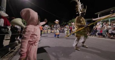 George Town, Exuma, Bahamalar - 4 Ocak 2025: Junkanoo, İngiliz sömürgelerinde Afrika köleliği döneminde yapılmış ve 1700 'lere dayandığı söylenen bir festivaldir.
