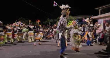George Town, Exuma, Bahamalar - 4 Ocak 2025: Junkanoo, İngiliz sömürgelerinde Afrika köleliği döneminde yapılmış ve 1700 'lere dayandığı söylenen bir festivaldir.