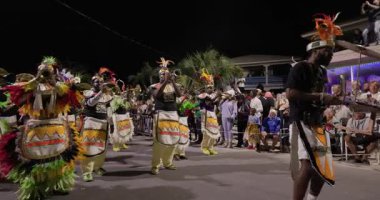 George Town, Exuma, Bahamalar - 4 Ocak 2025: Junkanoo, İngiliz sömürgelerinde Afrika köleliği döneminde yapılmış ve 1700 'lere dayandığı söylenen bir festivaldir.