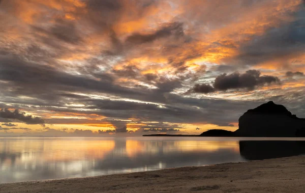Naranja Cálido Atardecer Sobre Mar Montaña Morne Mauricio —  Fotos de Stock