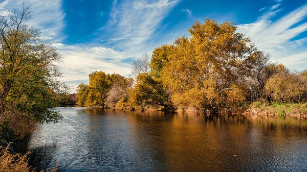 Manville, New Jersey 'deki Raritan Nehri boyunca yapraklar..