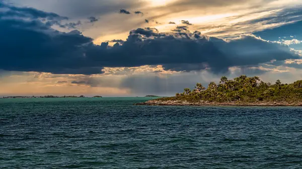 Blue World Blue Hole 'un Georgetown, Exuma, Bahamalar' ın uzak bir köşesindeki bir koyda..
