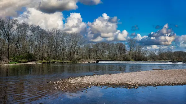 Bridgewater, New Jersey 'deki Raritan Nehri' nde küçük bir baraj..