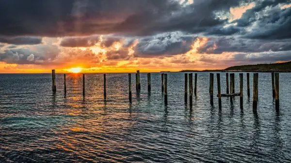 Bahamalar, Merkez Eleuthera 'daki Valilik Limanı' nda yaz günbatımı.