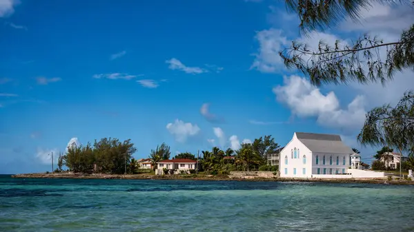 Wesley Metodist Kilisesi 'nin Vali Limanı, Eleuthera, Bahamalar' daki Cupids Cay 'den bir görüntüsü.
