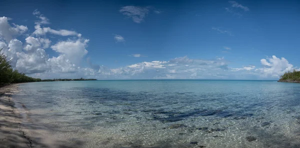 Kuzey Palmetto Point, Orta Eleuthera, Bahamalar 'daki Ten Bay Sahili Panoramik Manzarası.