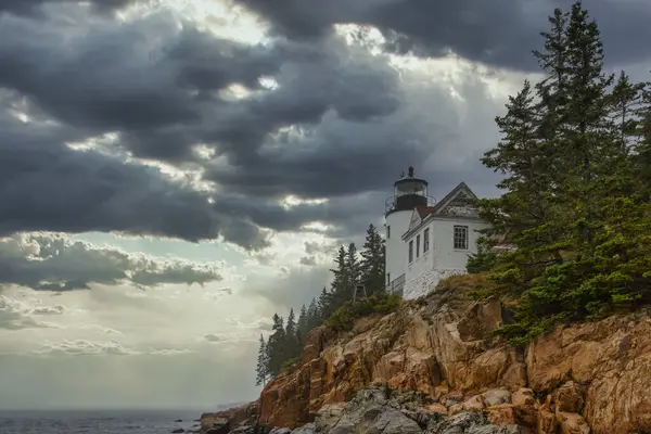 Acadia Ulusal Parkı 'ndaki Bass Harbor Liman Müdürü Deniz Feneri, Bass Limanı, Maine.
