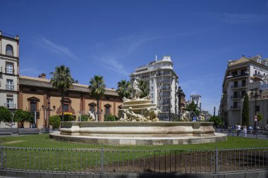 İspanya 'nın Sevilla kentindeki Puerta de Jerez Meydanı' ndaki bu ikonik çeşme 1929 yılında Ibero-Amerikan Sergisi için inşa edildi..