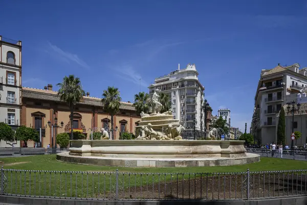 İspanya 'nın Sevilla kentindeki Puerta de Jerez Meydanı' ndaki bu ikonik çeşme 1929 yılında Ibero-Amerikan Sergisi için inşa edildi..