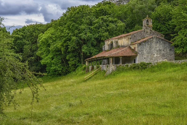 Santa Maria de Tina 'nın ilkel bir kilisesinin kalıntıları Pimiango, Asturias, İspanya yakınlarında yer alıyordu..