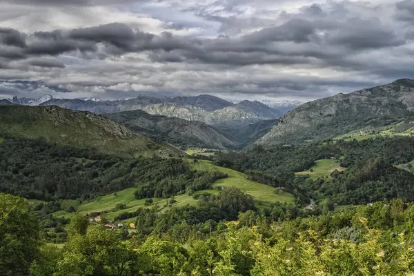 El Allende, Asturias, İspanya 'dan Pico de Europa dağlarının manzarası.