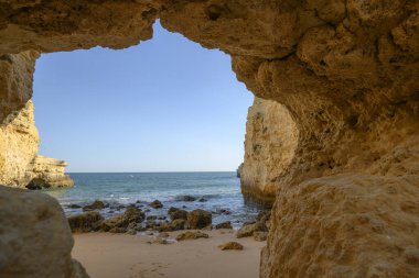 Portekiz, Albufiera 'daki bir mağaradan Praia dos Piratas manzarası.