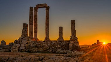 Sabah erken saatlerde Amman Jordan 'daki Amman Kalesi' nde Herkül Tapınağı 'nda..