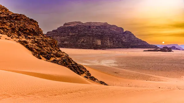 Wadi Rum çölünde gün doğumu.