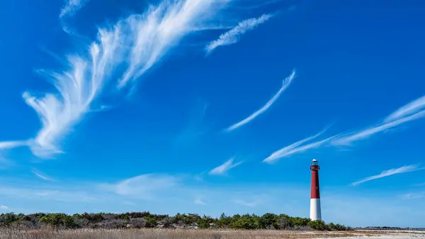 Long Beach Adası, New Jersey 'deki Barnegat Deniz Feneri üzerindeki ince bulutlar.