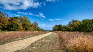 Hartshorne Orman Parkı 'ndaki çakıl yolu. Uzak bir manzarası var. Atlantik Okyanusu, Highlands, New Jersey yakınlarında..