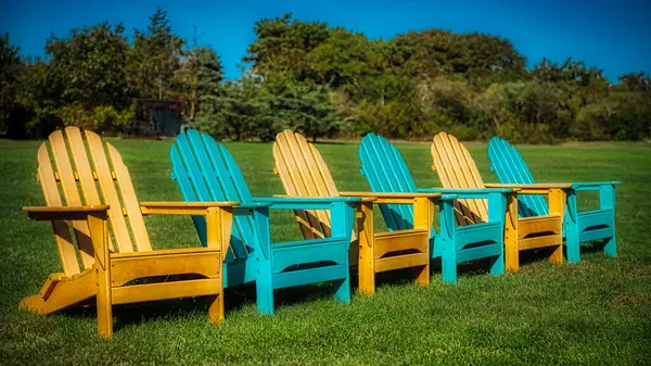 Martha 's Vineyard, Massachusetts' te arka arkaya Adirondack sandalyeleri..