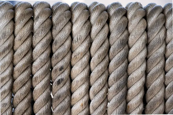 Gemiyi rıhtıma götürmek için kullanılacak bir halat bobini..