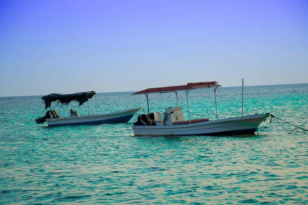 Две Лодки Бахрейне Видом Море Пляже Малкия — стоковое фото