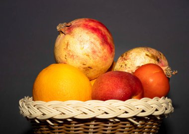 Sepetteki Taze Meyvelerin Siyah Arkaplanda Görüntüsü