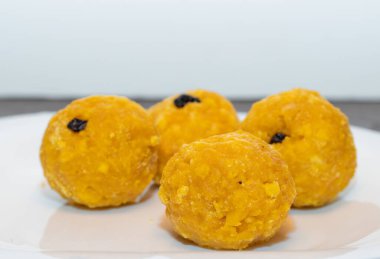 Beyaz Arkaplanda Tatlı Sarı Boondi Ladoo 'nun Yakından Görüntüsü