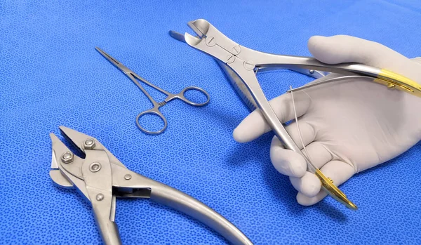 整形外科手術器具ワイヤー切断力 プライヤーとコーチャーフォース — ストック写真