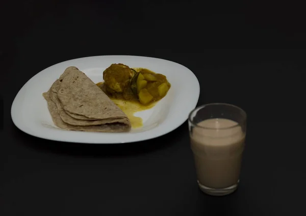 Hint Kahvaltısının Yakından Görüntüsü Chapati Yumurta Rostosu Çay — Stok fotoğraf