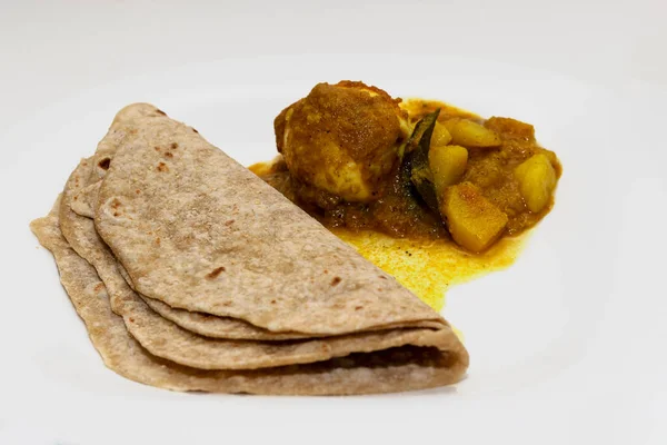 Zbliżenie Obrazu Chapati Curry Jajka Pojedyncze Tło — Zdjęcie stockowe