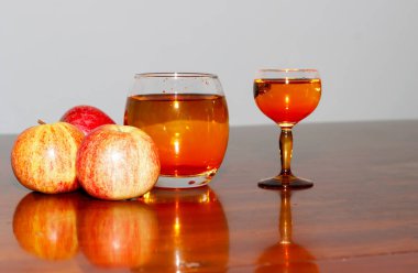 Taze elmayla elma suyu bardaklarının yakın plan görüntüsü. Parlak Arkaplan