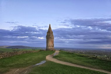 Hartshead Pike Kulesi 'ne giden yol Panoramik Manzaralı, Ashton-under-Lyne. Hartshead Pike Tower 'ın manzaralı bir fotoğrafı. Ashton-under-Lyne, Greater Manchester, İngiltere' deki çimenli bir tepenin üzerinde duruyor..