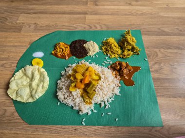 Geleneksel Kerala Sadhya 'nın Muz Yaprağı Üzerine Hizmet Ettiği Yakın Çekim Görüntüsü