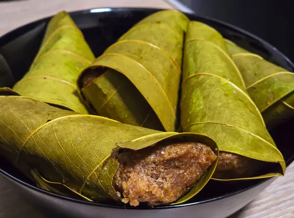 Geleneksel Kerala abur cuburlarının yakın plan resmi Bay Leaves 'e sarılı Jackfruit Kumbil Appam