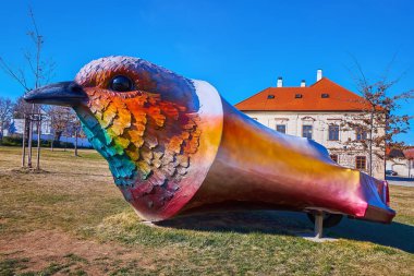 KUTNA HORA, CZECH REUBLIC - 9 Mart 2022: The Bird of Paradise Heykeli Açık Hava GASK Akıl Eyaletleri Merkezi Bohemya Galerisi avlusunda 9 Mart 'ta Kutna Hora