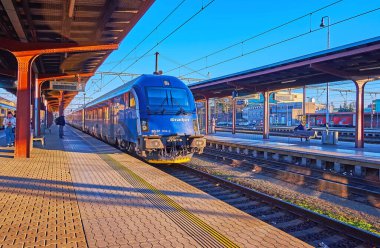 KUTNA HORA, CZECH REUBLIC - 9 Mart 2022: Kutna Hora Tren İstasyonu 'ndaki modern Demiryolu Treni