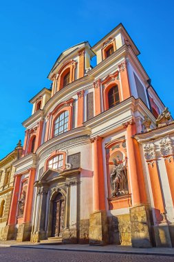 Tarihi St John Nepomuk cephesi Barok sütunları, duvar sütunları, heykeller, çelenkler, Husova Caddesi, Kutna Hora, Çek Cumhuriyeti