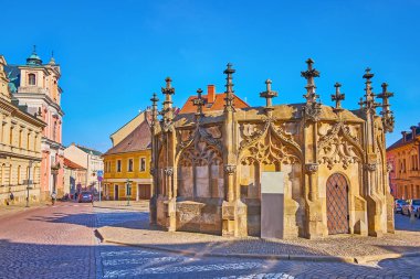 Ortaçağ Gotik oyması, Çek Cumhuriyeti 'nin Kutna Hora kentindeki Rejskovo Meydanı' nda bulunan Kamenna Kasna 'yı (Taş Çeşmesi) oydu.