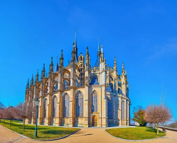 这些雕刻的塔顶在捷克共和国胡塔霍拉中世纪圣芭芭拉大教堂的众多支柱上 — 图库照片