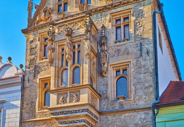 Utsmyckade Fasaddetaljer Stenhuset Med Sniderier Skulpturer Och Orielfönster Kutna Hora — Stockfoto