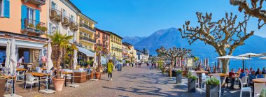 Renkli vintage evler, kafeler, barlar, hediyelik eşya dükkanları ve Lake Maggiore, Ascona, İsviçre manzaralı Piazza Giuseppe Motta 'da yürüyün.