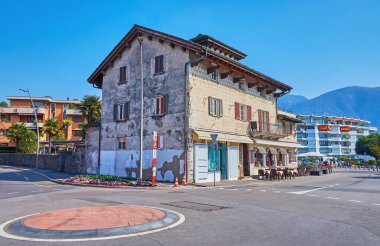 Ön cephesinde sgraffito dekoru olan eski püskü bir ev, Via Albarelle, Ascona, İsviçre