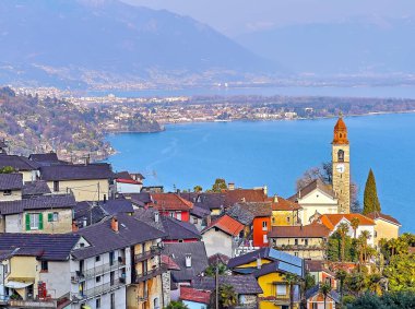San Martino Kilisesi 'nin ince çan kulesi ve Ronco sopra Ascona' nın klasik evleri Maggiore Gölü ve Alp yamaçlarına karşı, İsviçre