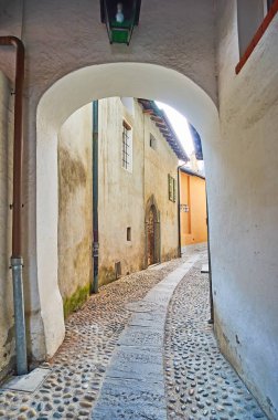 Ronco sopra Ascona 'nın ortaçağ sokaklarını, kemerli geçitleri ve dolambaçlı sokaklarını keşfedin, İsviçre