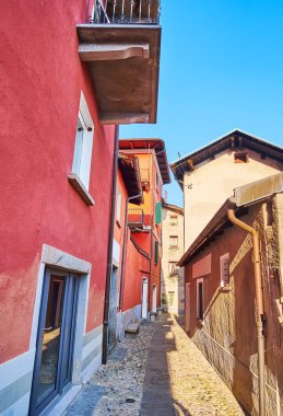 Eski Ronco sopra Ascona köyü, Ticino, İsviçre dağlarında yer almaktadır.