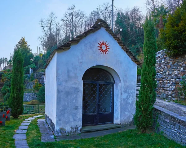Etrafı Selvi Ağaçlarıyla Çevrili Küçük Kilisenin Klasik Evi Ronco Sopra — Stok fotoğraf