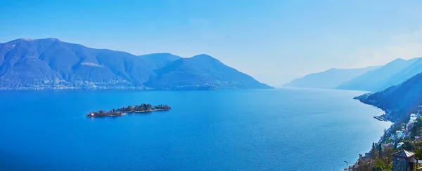 Panorama Jasně Modrého Povrchu Jezera Maggiore Malými Ostrovy Brissago Obklopen — Stock fotografie