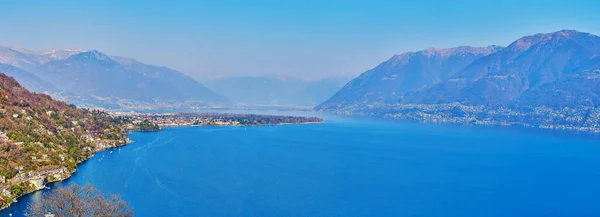 从瑞士隆科索菲亚阿斯科纳山区定居点鸟瞰绿松石湖全景 — 图库照片