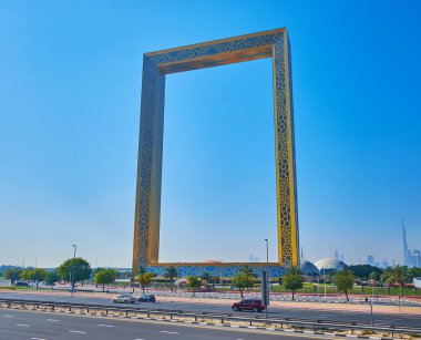 DUBAI, BAE - 6 Mart 2020: Şeyh Rashid Yolu 'nun arkasında altın desenli gelecekçi Dubai Frame, 6 Mart' ta Dubai 'de